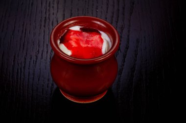 Delicious çilekli dondurma saksı 