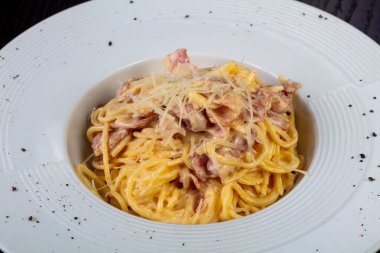 Lezzetli peynir carbonara jambon ile