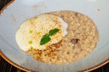 Risotto beyaz mantar ve krema ile