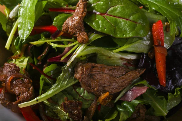 Biftek salata otlar ve baharatlar ile