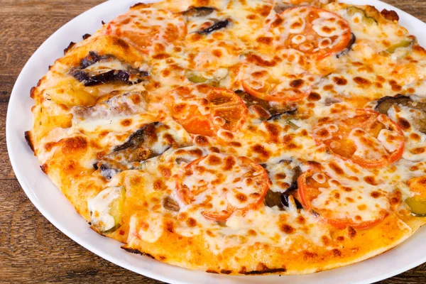 Patlıcan ve peynirli pizza