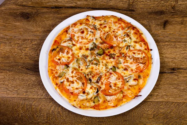 Etli ve peynirli pizza.