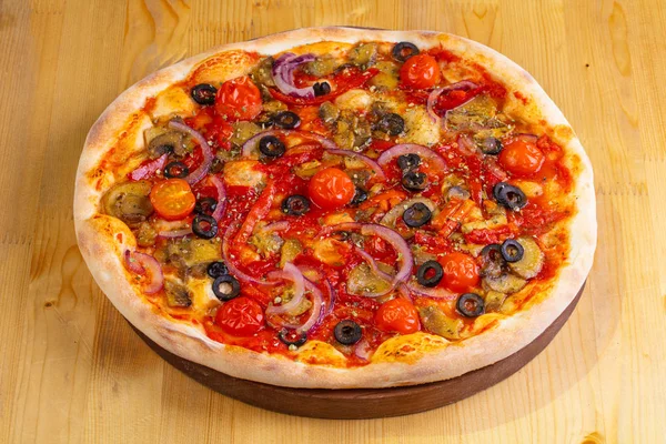 Mantar ve ahşap arka plan üzerinde domates Pizza