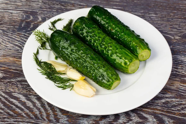 Heerlijk Gemarineerde Augurken Met Kruiden Knoflook — Stockfoto