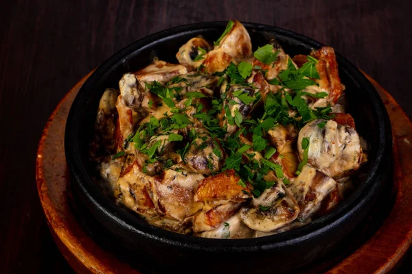 Krema soslu tavada kavrulmuş mantar