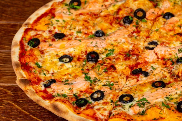 Пицца Лососем Черными Оливками — стоковое фото