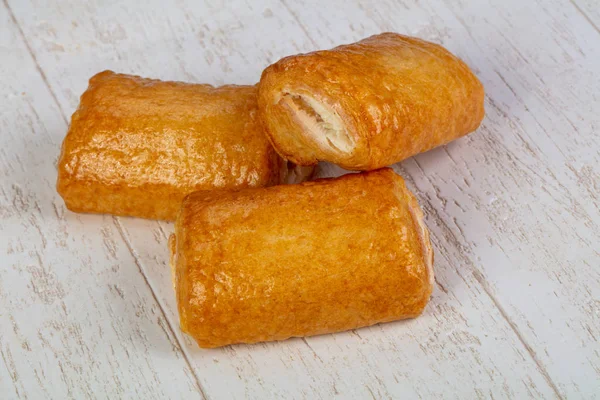 Reçel dolum ile lezzetli puf böreği strudel