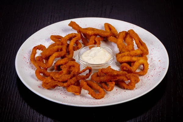 Lezzetli derin kızarmış kalamar halkaları