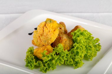 Fried brokoli salata yaprakları ile