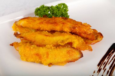 Beyaz masada gevrek tavuk göğsü