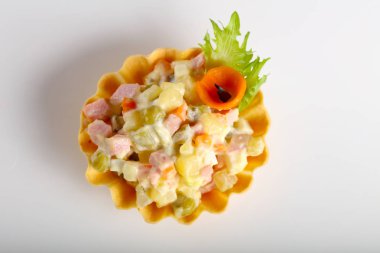 Tartı catering için Rus salatası ile