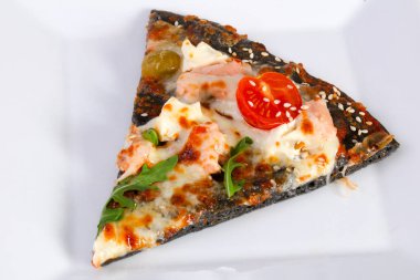 Somonlu pizza ve roka peynirli mozzarella.