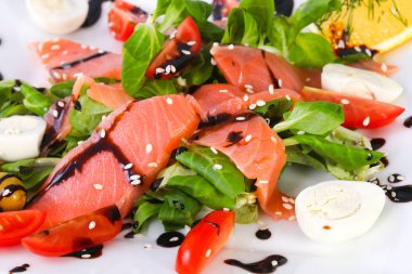 Somon salatası yumurta ve Balzamico