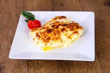 Patates graten peynirli domates hizmet