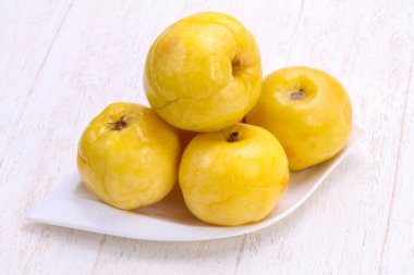 Kabın içinde turşu sarı elma