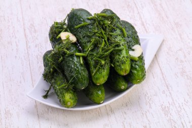 Yeşil salatalık turşusu yığın kabın içinde