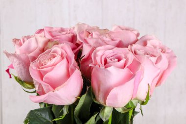 Beyaz arka plan üzerinde izole pembe gül buketi