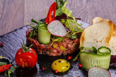 Çiğ biftek tartar Bıldırcın yumurta hizmet