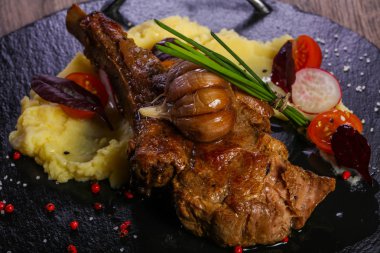 Hizmet patates püresi sebzeli kuzu