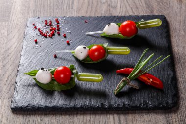 Kanepe caprese zeytinyağı ile 