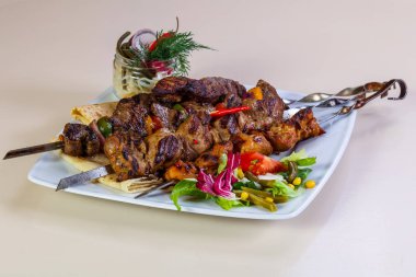 Barbekü et ve sebze tabağı.