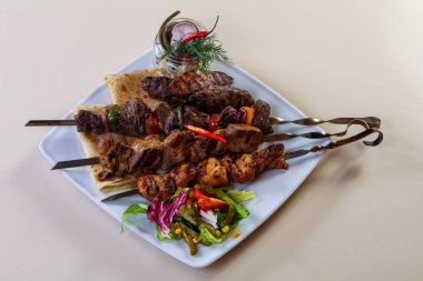 Barbekü et ve sebze tabağı.