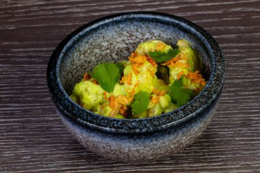 Lezzetli kızarmış tempura karides otlar ile