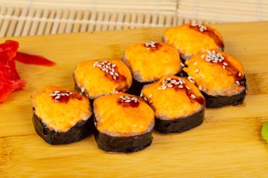 Lezzetli yılan balığı ve yengeç suşi rulo