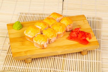 Peynir ile lezzetli Alaska suşi rulo