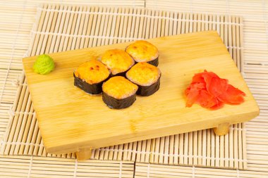 Yengeç ile lezzetli pişmiş rulo