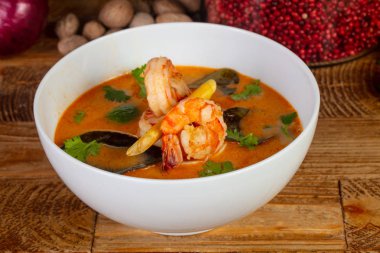 Otlar ile lezzetli Tom Yum çorbası