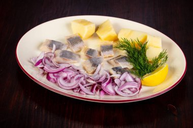 Soğan ve patates ile ringa balığı