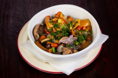 Salamura mantarlar bitki ve baharat ile karıştırın