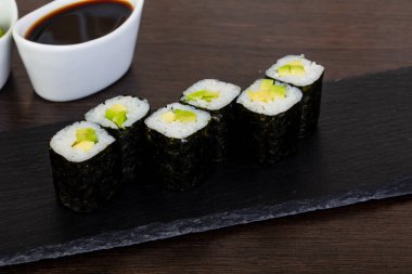 Avokado ve wasabi ile iştah açıcı suşi