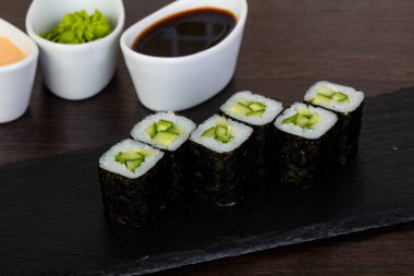 İştah açıcı suşi salatalık, wasabi ve sos ile
