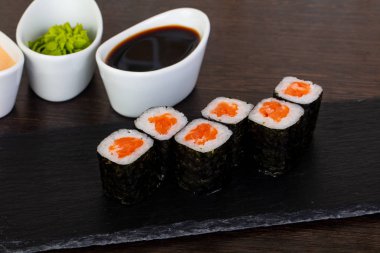 Kırmızı çiğ balık ve wasabi ile iştah açıcı suşi