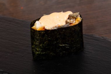 Soslu lezzetli sebze suşi