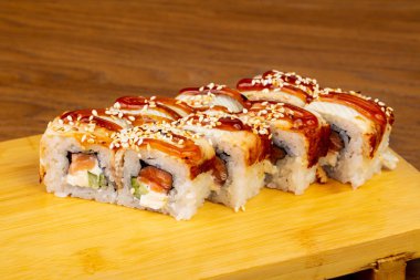 Susam ve peynir ile lezzetli yılan balığı rulo