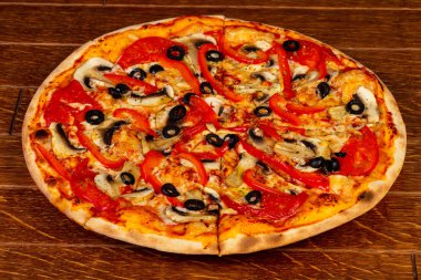 Mantar, biber ve domates ile vejetaryen pizza