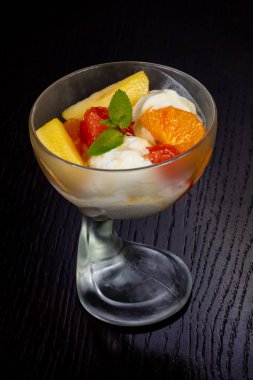 Meyve ve nane ile lezzetli dondurma