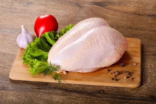 Çiğ tavuk göğsü ve deri.
