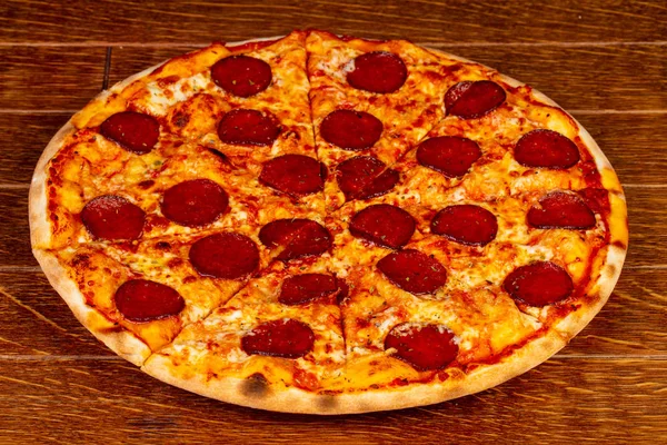 Pizza Pepperoni Italiano Sobre Backgorund Madeira — Fotografia de Stock