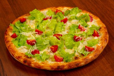 Pizza Sezar tavuk ve salata ile