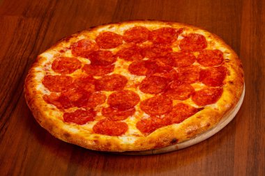 Pizza biberli sosis ahşap bacground üzerinde ile