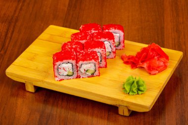 Yengeç eti ve tobico ile rulo