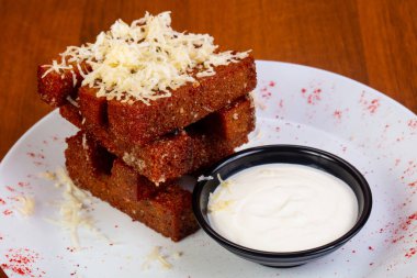 Kızarmış ekmek sarımsak ve sos ile