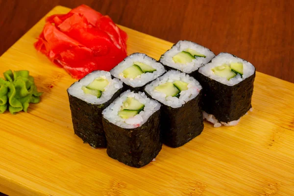 Japon geleneksel salatalık maki rulo