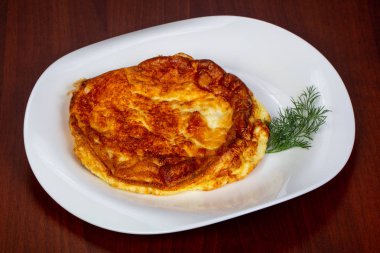 Dereotu omlet plaka servis