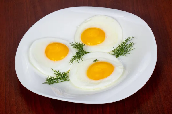 Αυγά Τηγανιτά Τρεις Σερβίρεται Άνηθο — Φωτογραφία Αρχείου