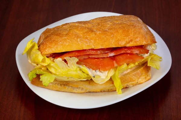 Sandwich Salmón Con Hojas Ensalada —  Fotos de Stock